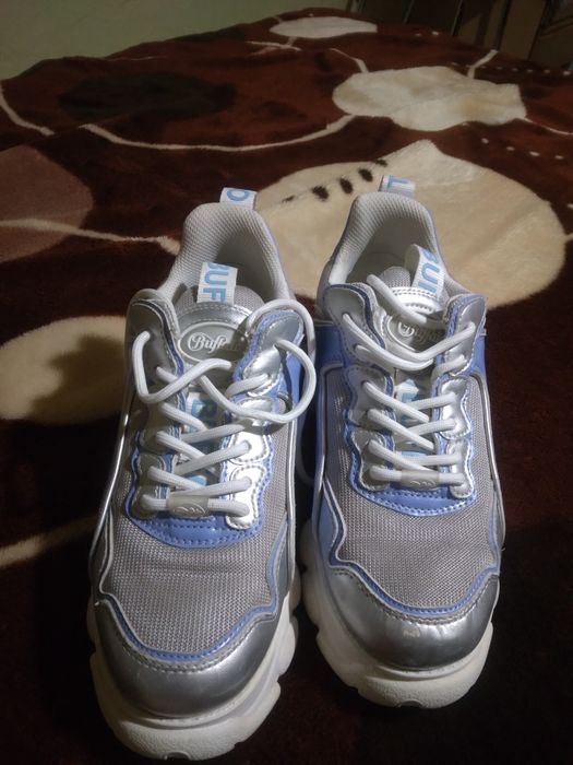 Vând Adidas dama firma originali mărimea 39 purtați foarte putin