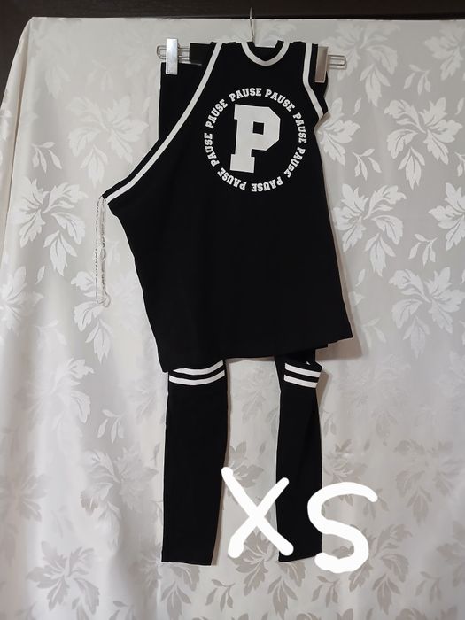 Дамски дрехи от затворен магазин.