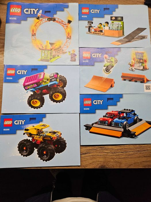 LEGO City - Stunt Show Arena (60295) - set complet + figurina surpriza bonus