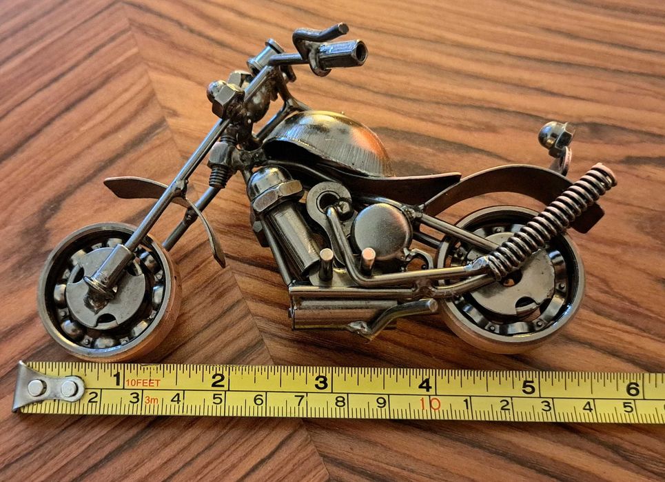Figurina Motocicleta Chopper din metal (Piulite, Suruburi, Rulmenti) – Handmade Industrial Art