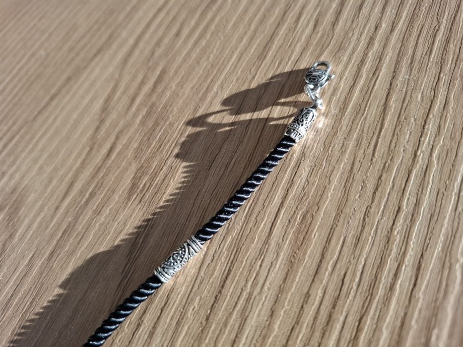 Сребърна гривна с копринени конци