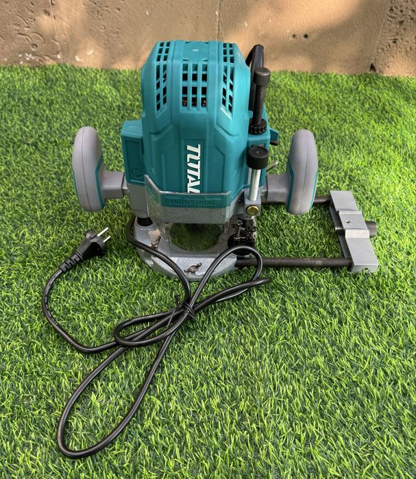 Фрезер вертикальный «TOTAL» 1600 Ватт