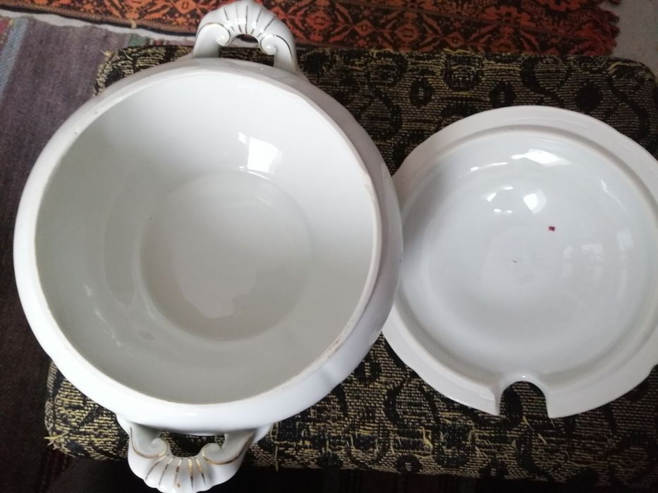 Супник, порцеланов. Тава, фруктиери, вази.