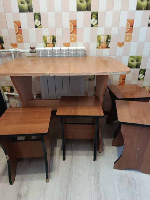 Стол кухонный со стульями 4 шт. б/у