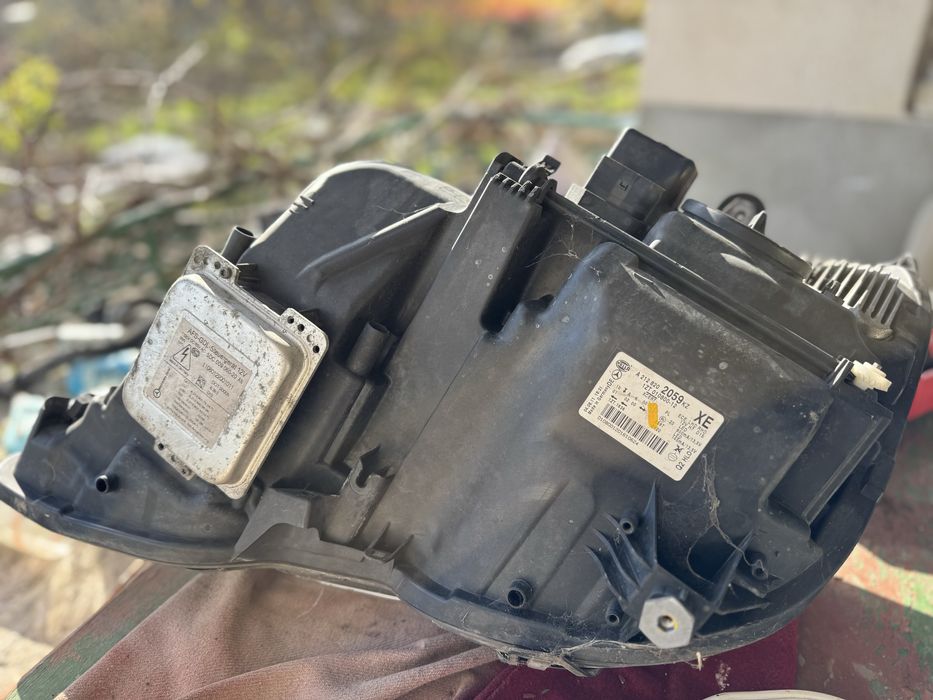 Би ксенон завиващ десен фар за Mercedes E класа W212