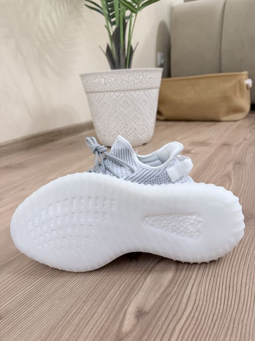 Yeezy 350 noi cu etichete