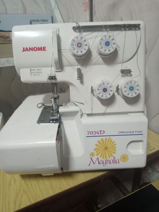 ПРОДАМ оверлок Janome