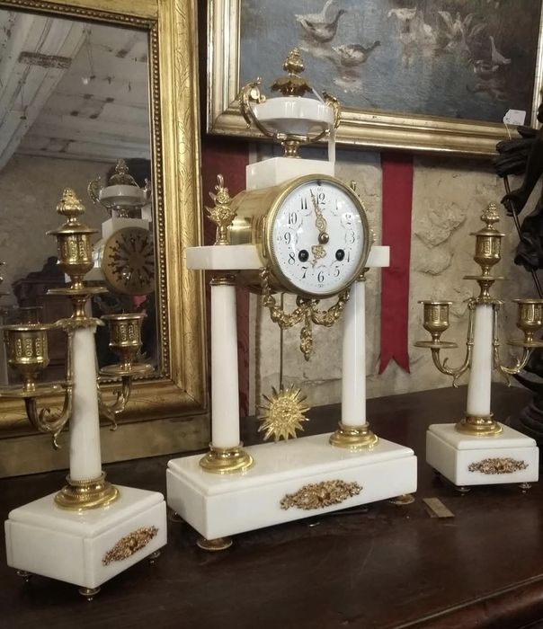 Colecție de peste 50 ceasuri de semineu, perete
