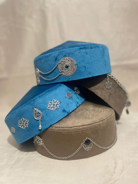 Қазақы тақия, әшекейлер.