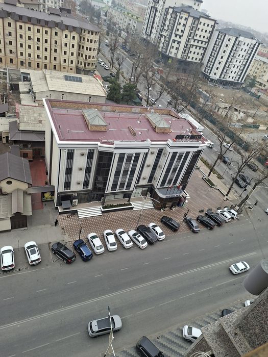 Оху кафеси тогриси уй сотилад 94кв каропка 3 хона