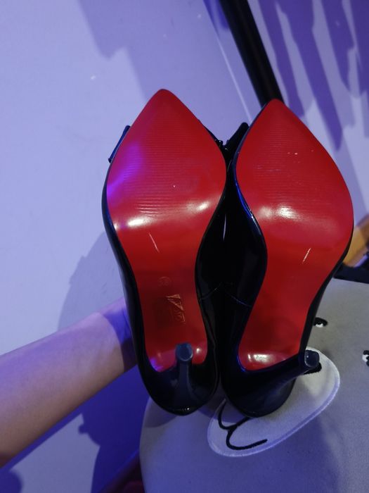 Pantofi lăcuiți cu toc