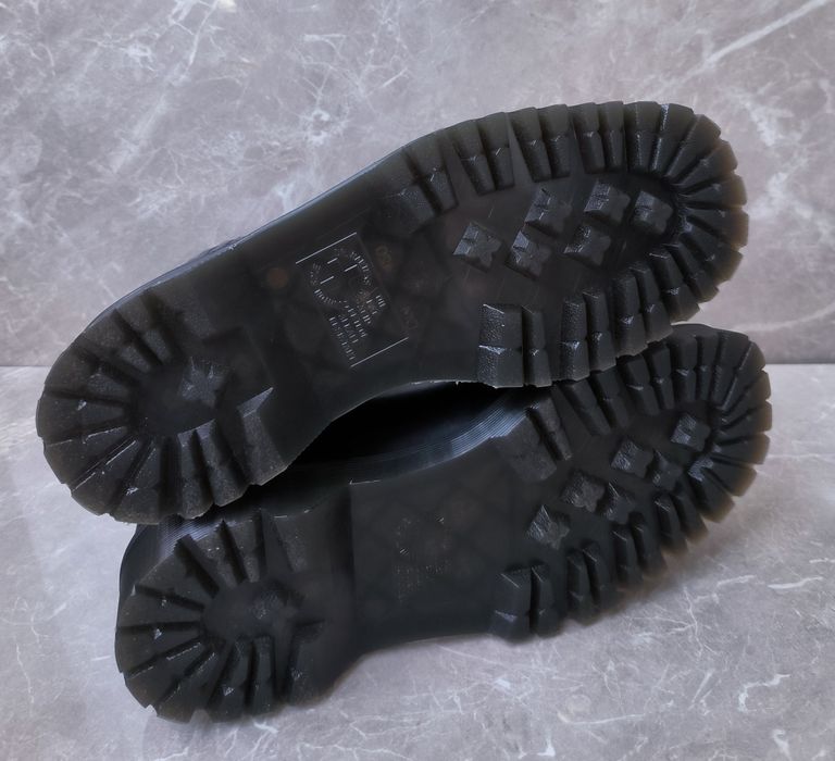 Dr. Martens Women's Amaayah номер 40