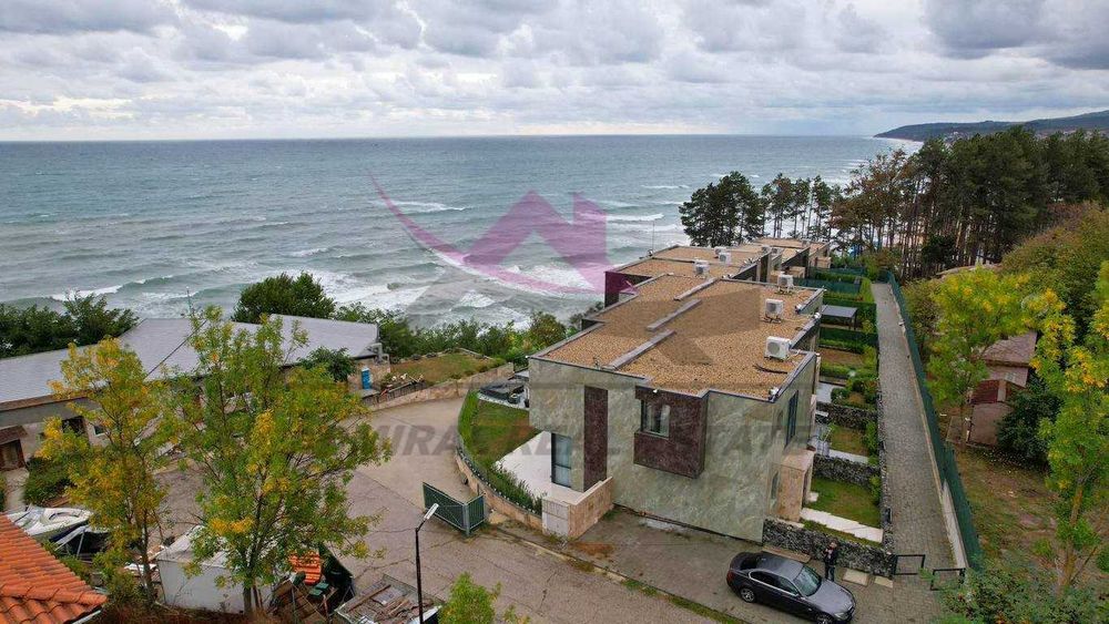 Луксозна къща на брега на морето