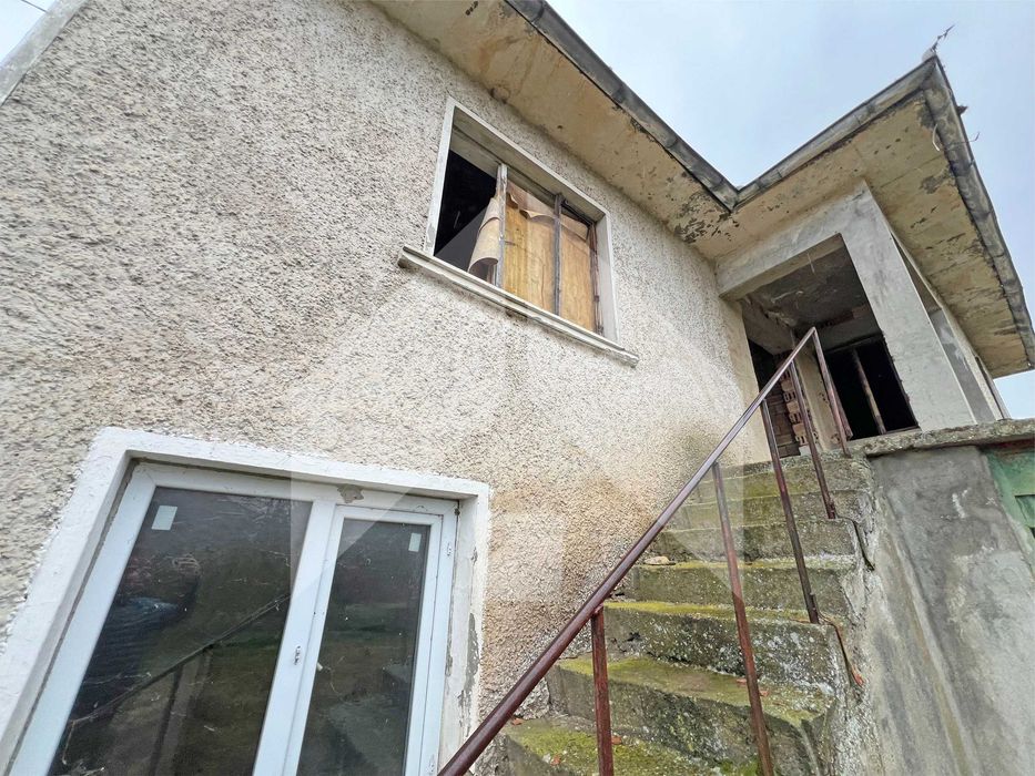 ПРОДАВА двуетажна, тухлена КЪЩА на плоча в с. Цани Гинчево, обл. Шумен