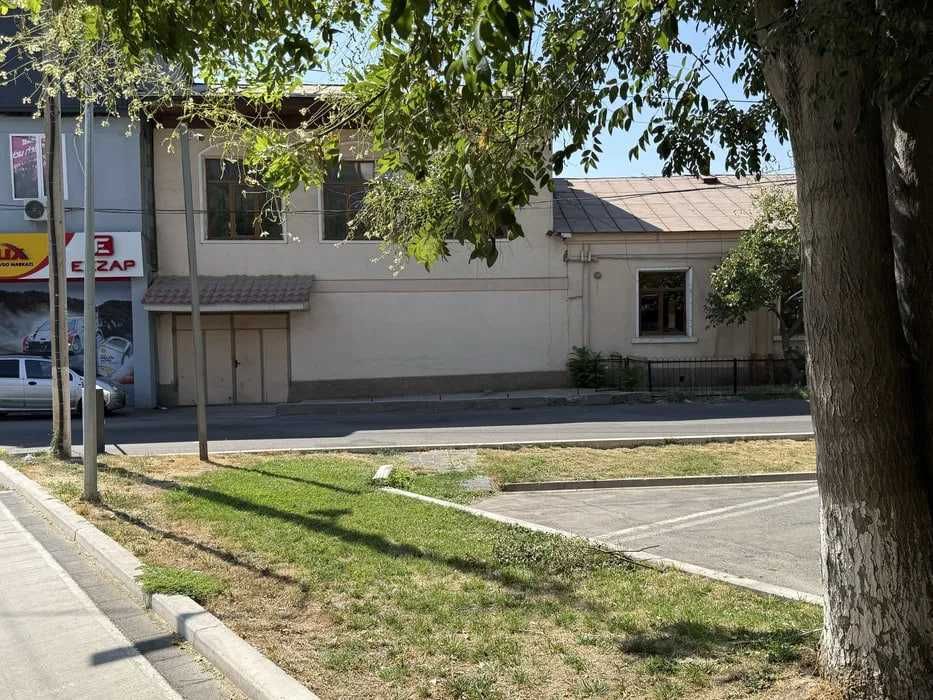 ЛАБЗАКда 6 хонали ховли ижарага берилади, хостелга хам.