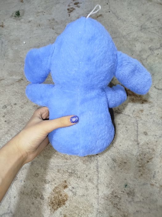 Мягкая плюшевая игрушка в виде Стича.