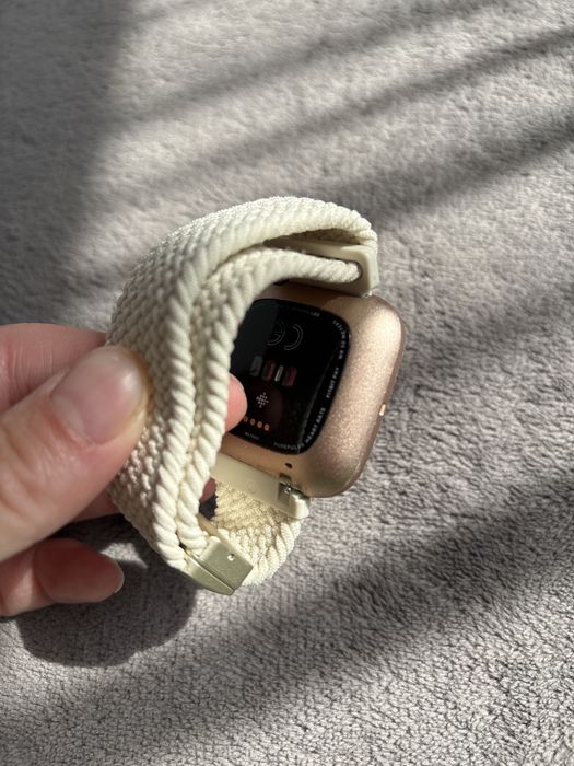 fitbit versa 2 часовник