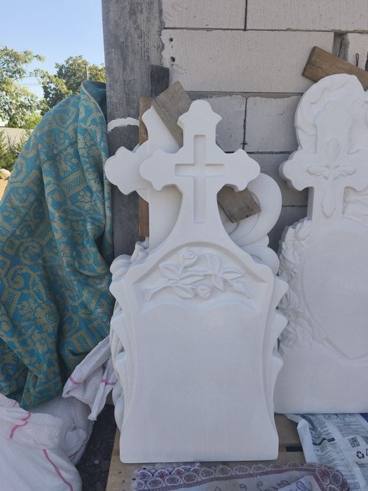 Monumente funerare