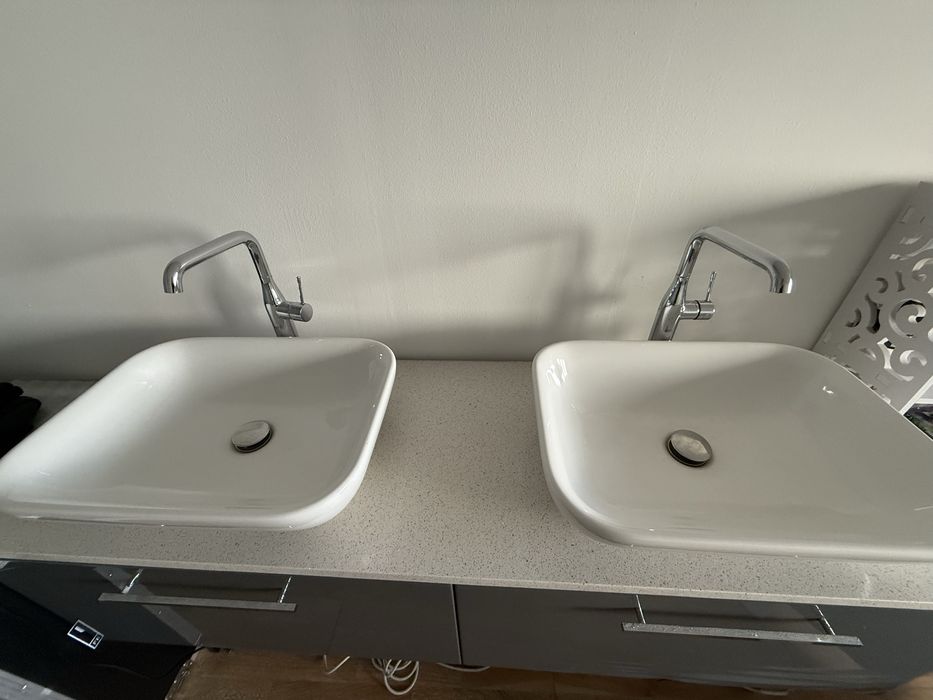 Comoda baie cu blat din marmura si lavoare