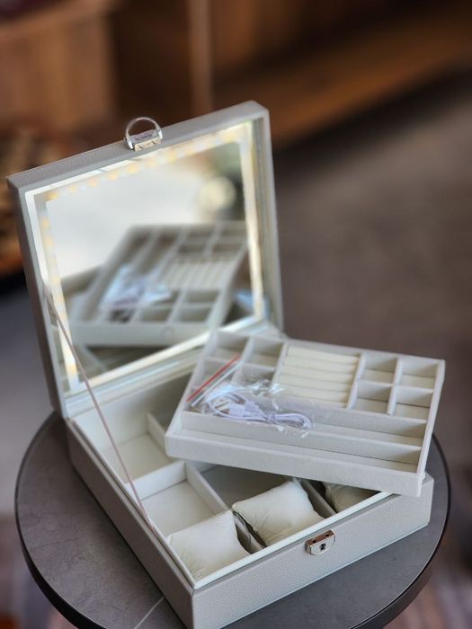 Шкатулка для украшений с зеркалом и вставками из велюра