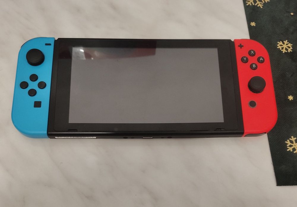 Nintendo switch 1 și jocuri mk11 mario cart deluxe și fifa23 (cluj)