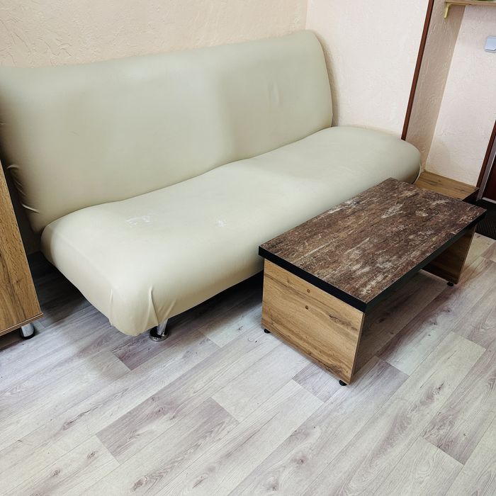 Диван с журнальным столиком