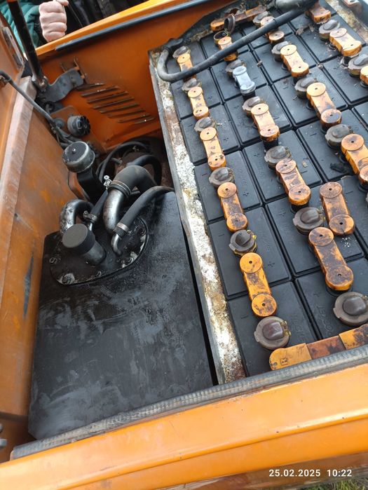 Продается вилочный погрузчик электрический с зарядным устройством.