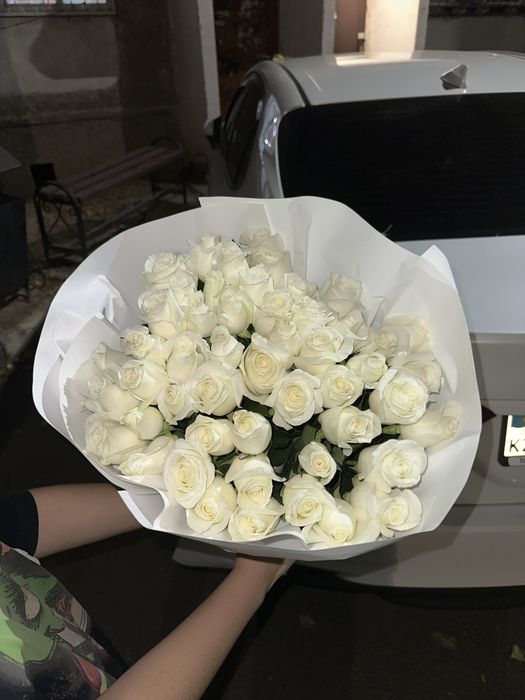 51 белые розы………..