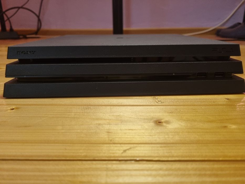 Продавам PS4 PRO 1T