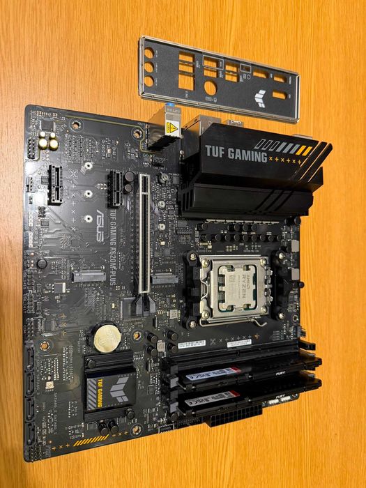 Placa de baza Asus TUF Gaming A620M-PLUS cu procesor AMD Ryzen 5 7600X3D 4.1Ghz si 16gb ddr5 Kingston Fury 5600Mhz cl 36
