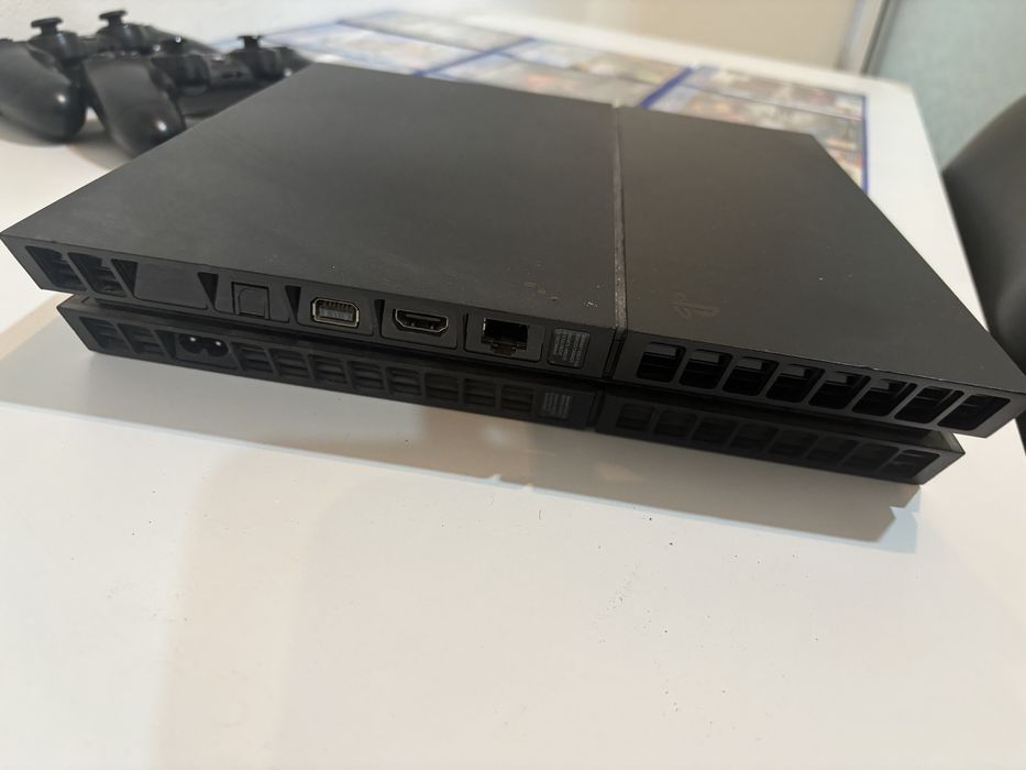 Vand Play station 4 doua console plus jocuri
