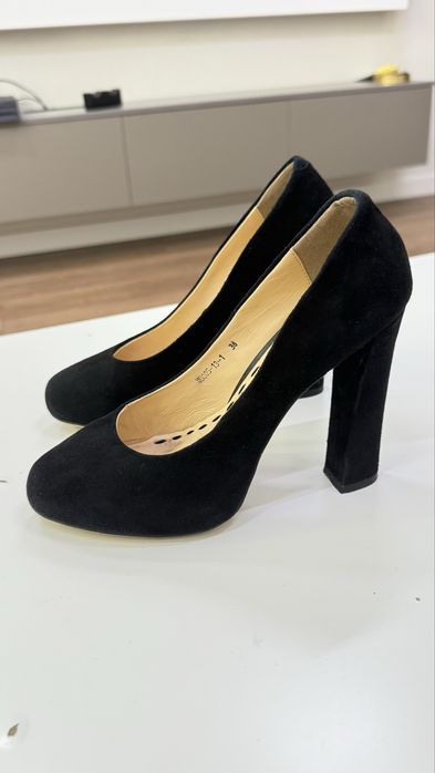 Продам две пары обуви 36 размер