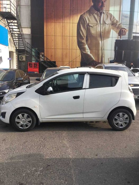 Продаётся Spark,белого цвета,2012 года.