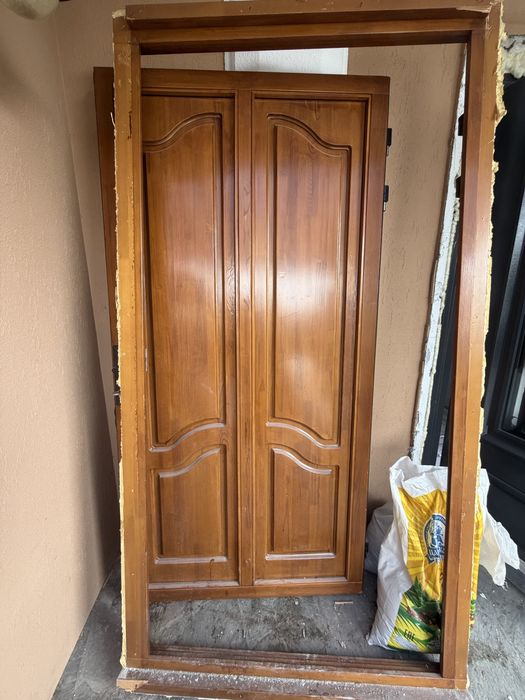 Продам входную деревянную дверь