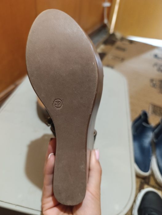 Обувки на ток, маратонки