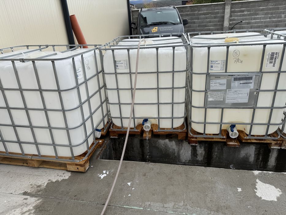 Бидони 1 тон цистерни 1000л контейнери бели и червени