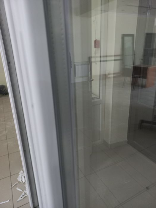 Стеклянная дверь