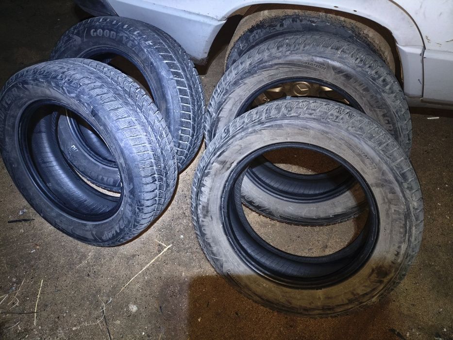 Продам резину Goodyear липучка размер 215 60 на 16