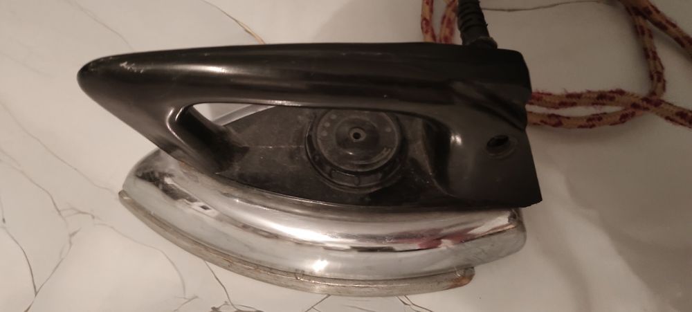 Утюг электрический.