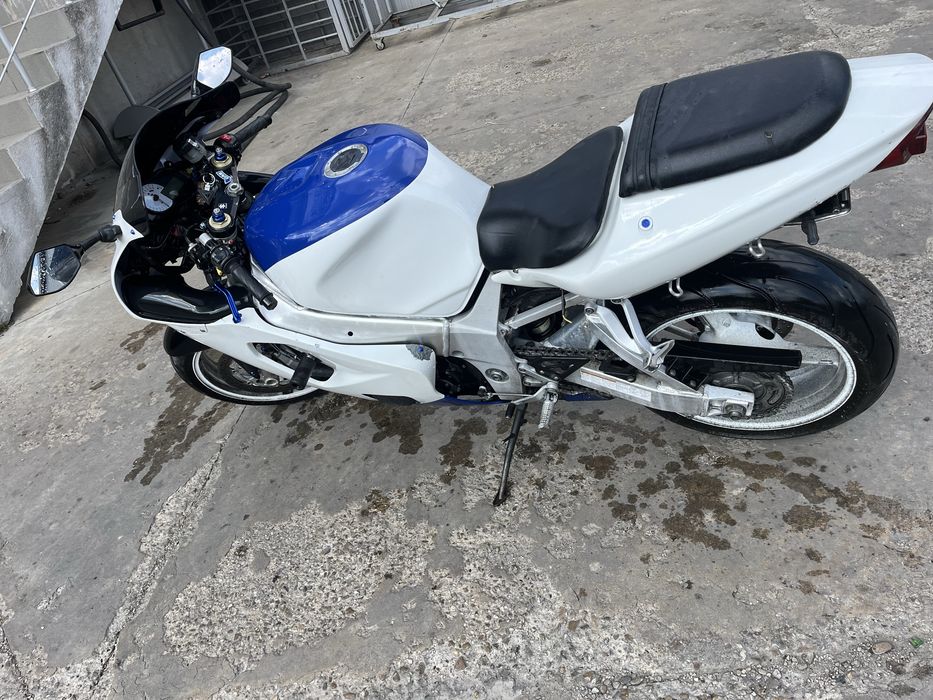 Suzuki gsxr k1 750