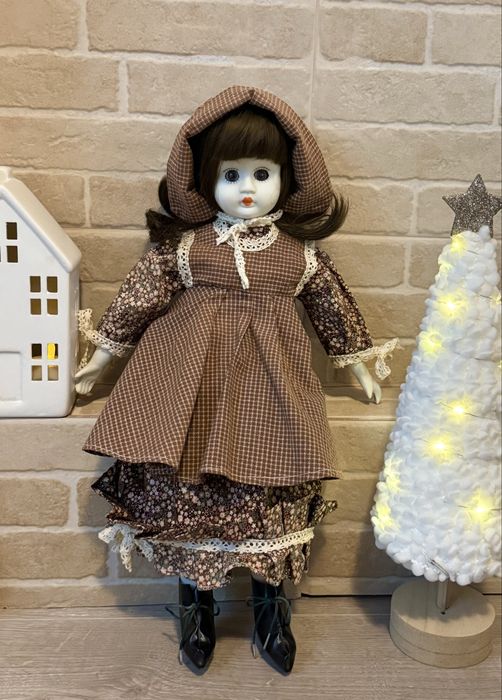 Papusa vintage de colectie cu portelan mat