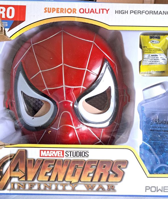 Детски пистолет и маска