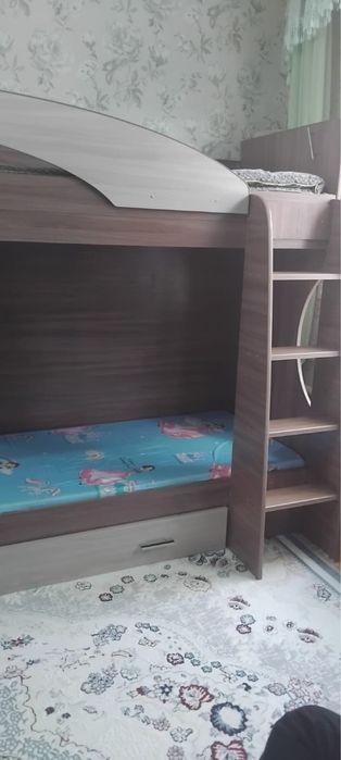 Двух этажный кроват