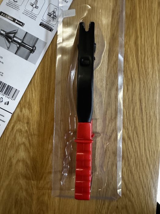 Клещи за метални дюбели за гипсокартон