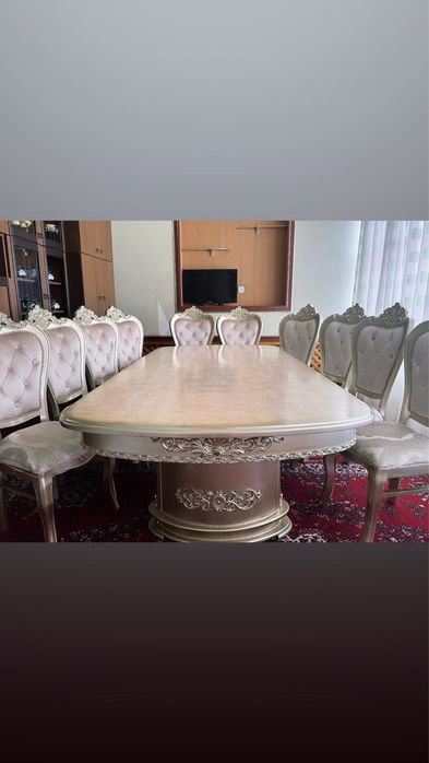 Holati yaxshi  12 ta stuli bor