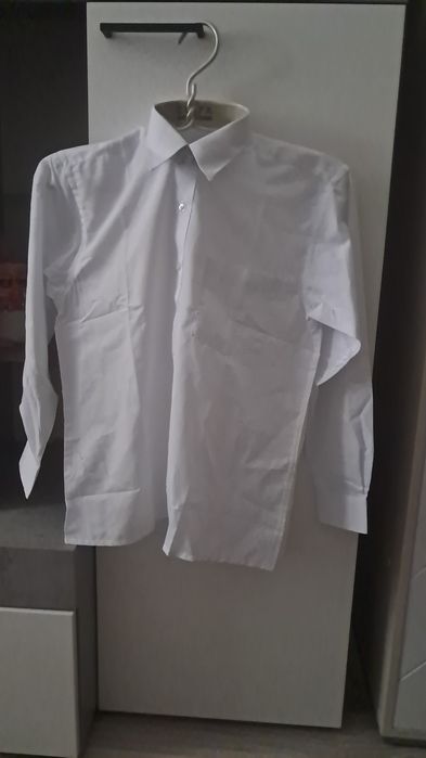 Продам белые рубашки для мальчика