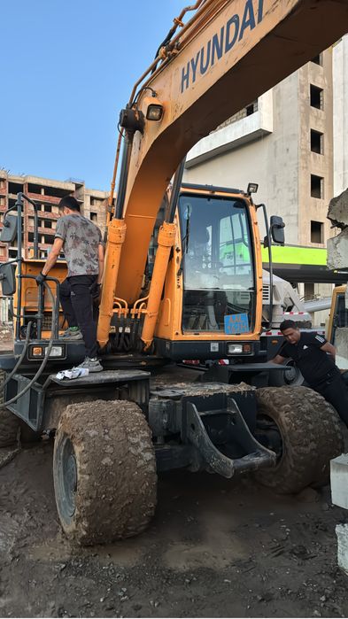 Колесный экскаватор, колесный эксковатор.