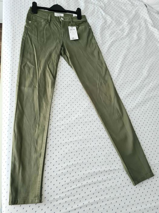 Blugi elastici push-up noi cu etichetă,  marime XS