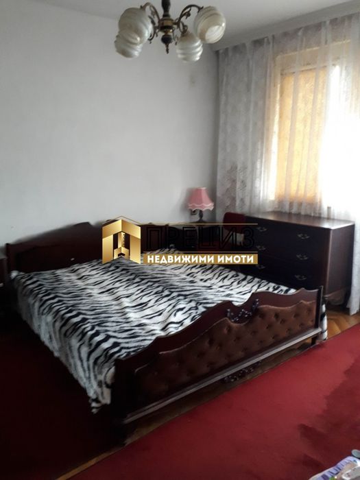 Продажба на 4-стаен апартамент в центъра на гр. Нови пазар - снимка 3
