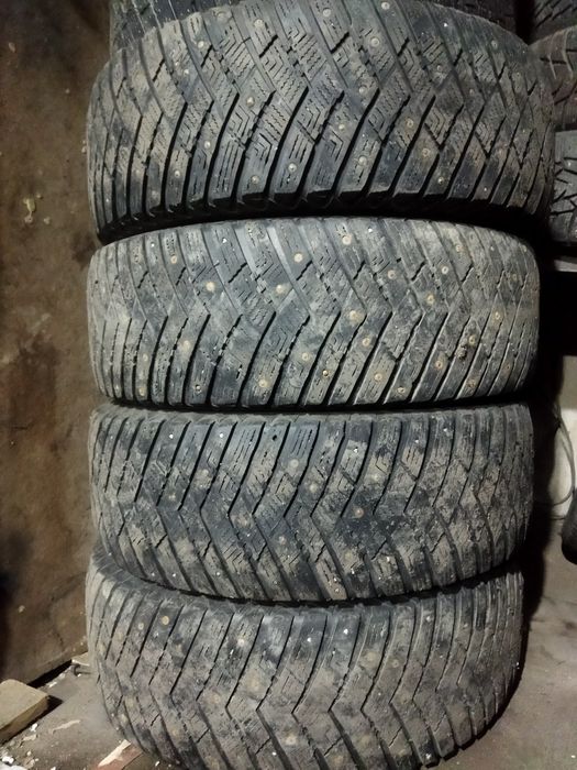 Goodyear 265/70/16 зимние